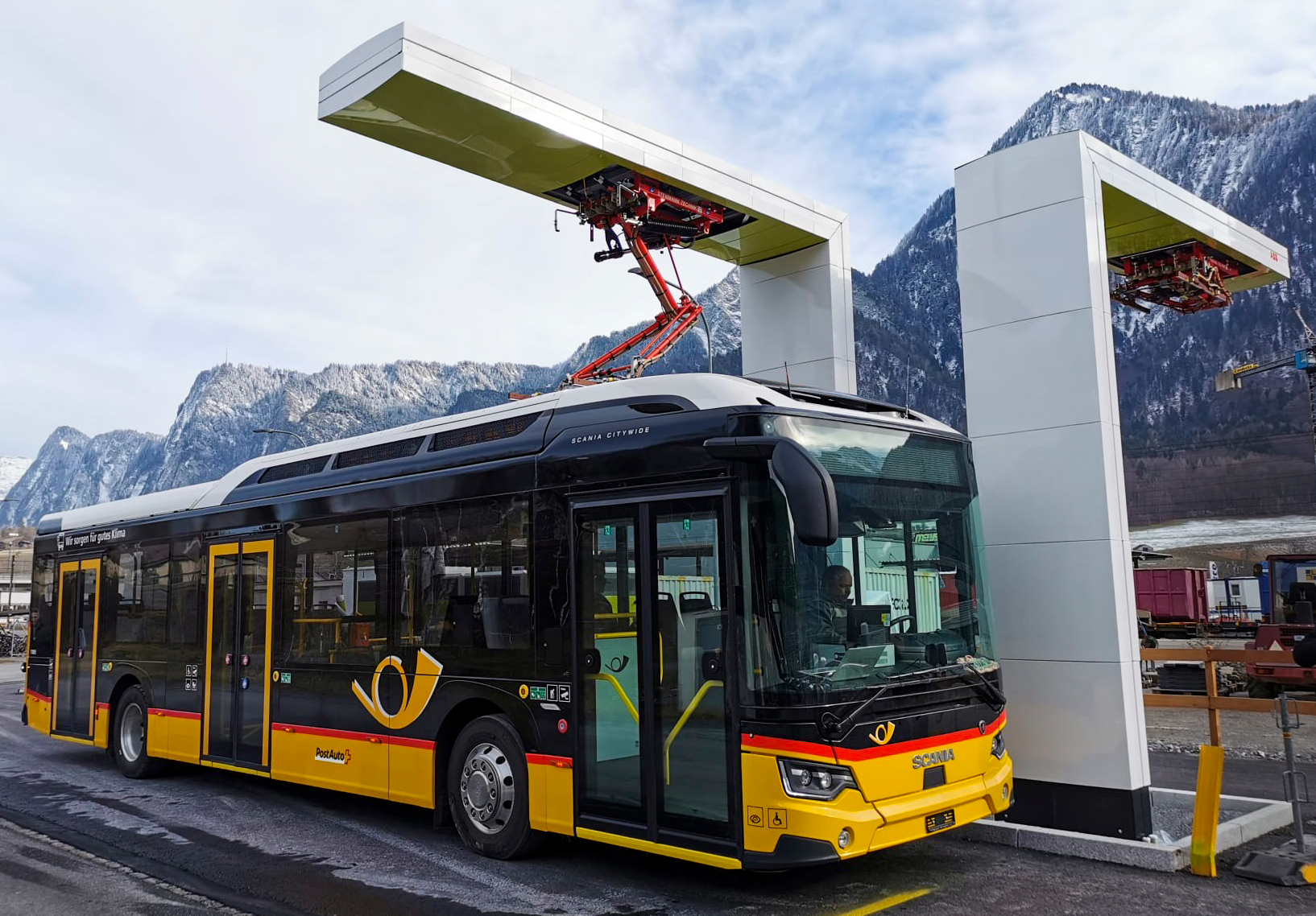 Hub di ricarica per e-bus come progetto di riferimento di AutoPostale con infrastruttura moderna.