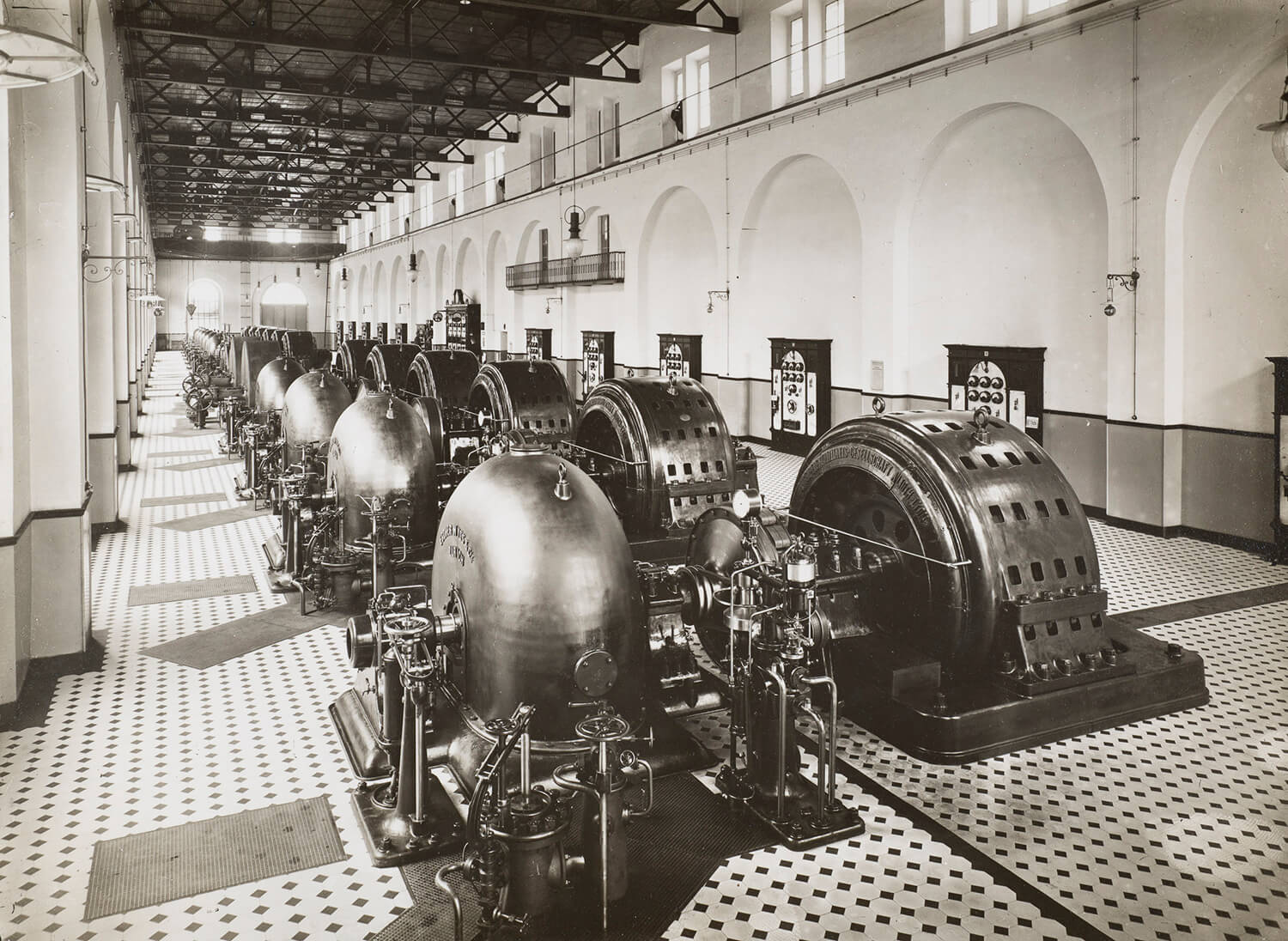 Über 100 Meter langer Maschinenraum mit Pelton-Turbinen im Kraftwerk Campocologno