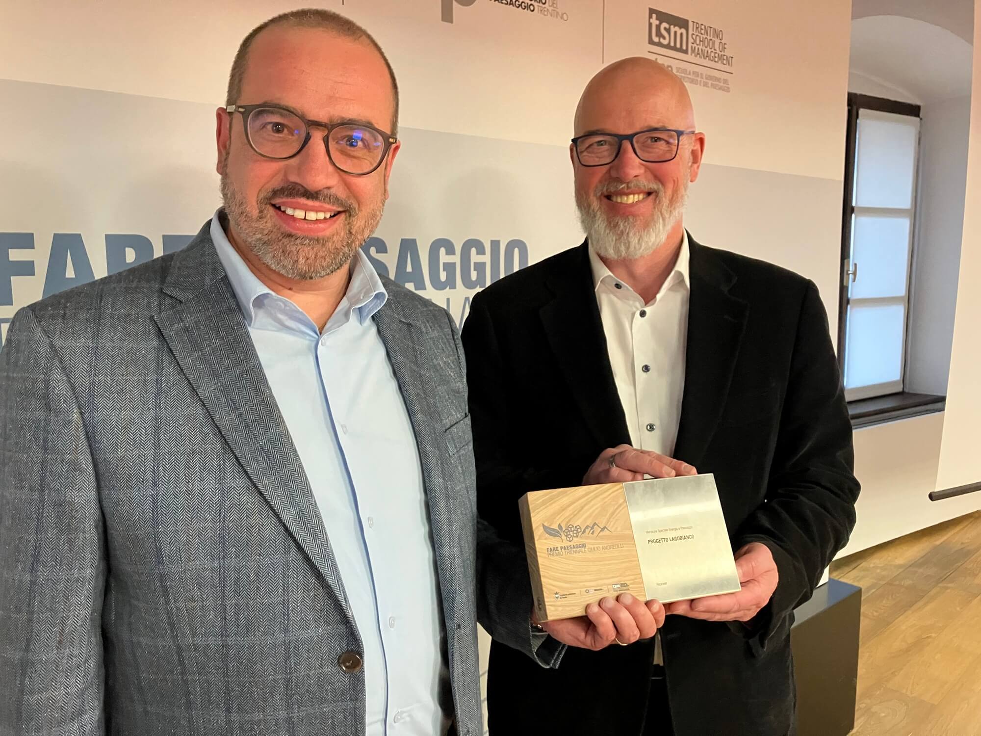 Paolo Raselli und Thomas Grond mit dem Premio Fare Paesaggio für das ausgezeichnete Projekt Lagobianco.