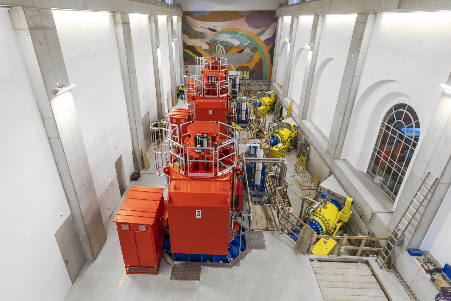 Sala macchine con turbine rosse e gialle – primo gruppo impianto Repower avviato in prova.