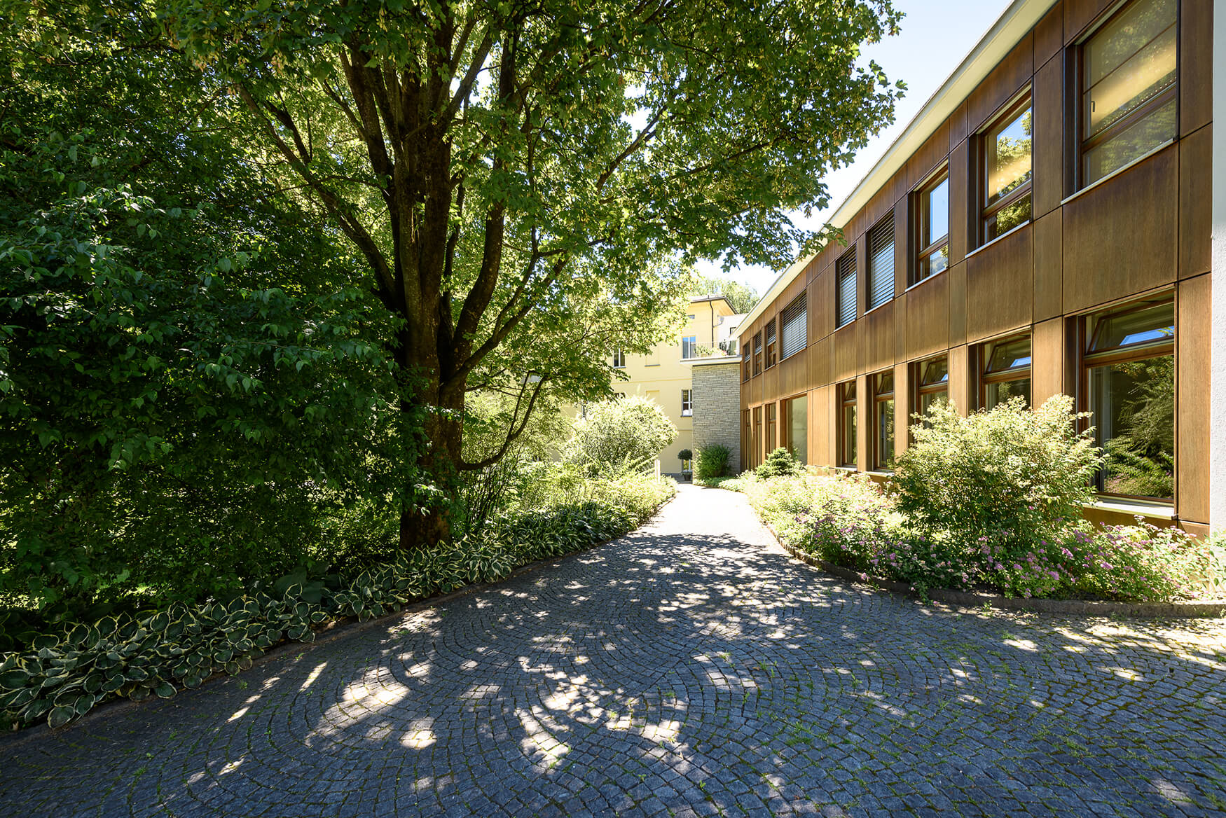 La sede principale di Repower a Poschiavo, immersa nel verde, con un’architettura moderna e molta luce naturale.