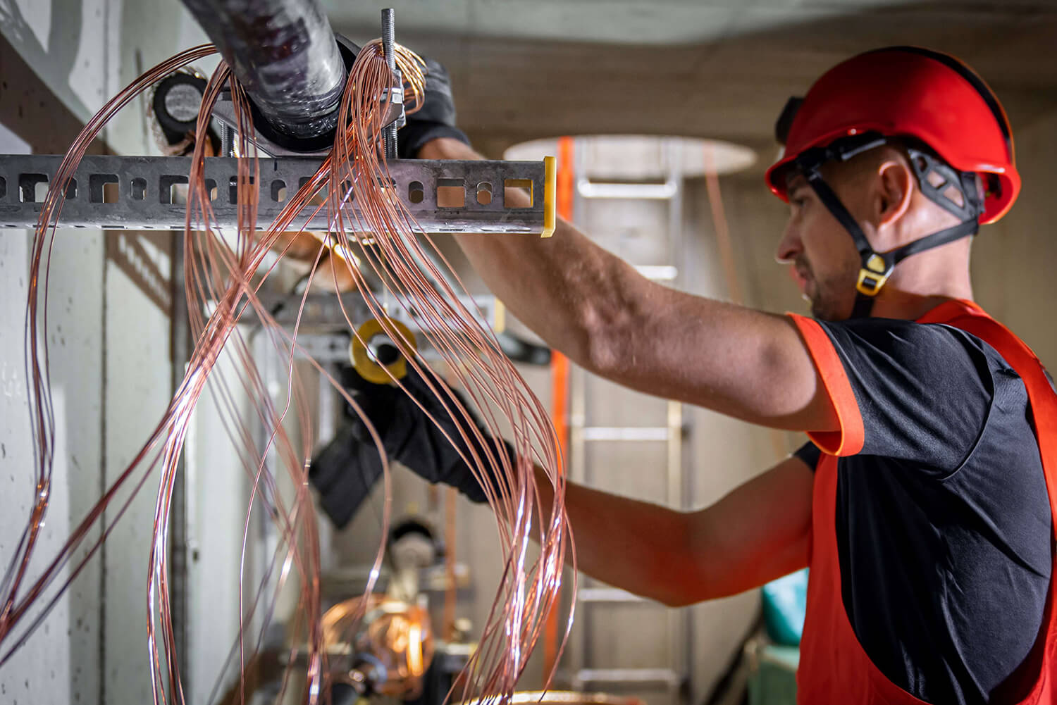 Netzelektriker verlegt Kabel