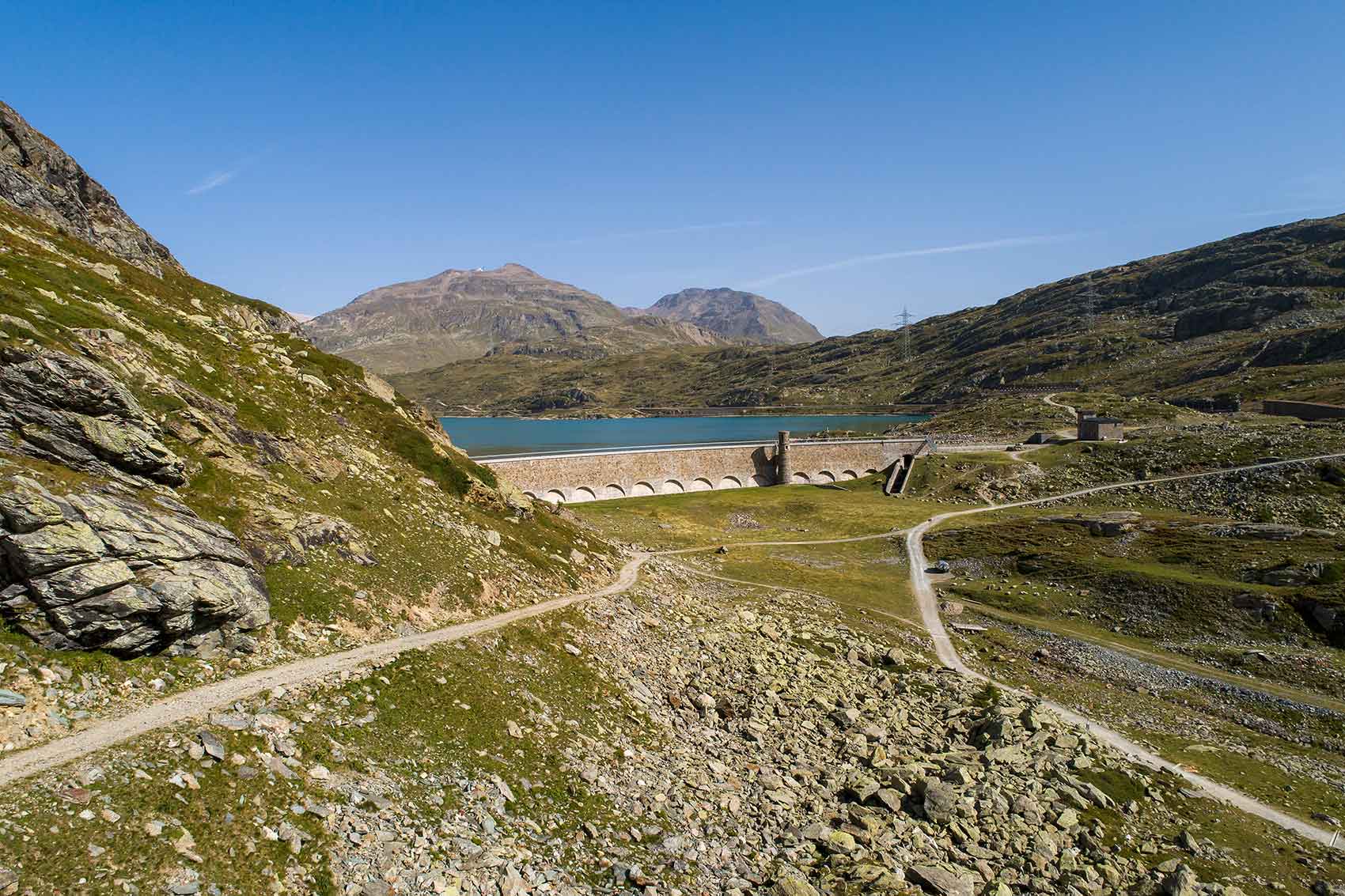 Die Talsperre Lago Bianco am Berninapass