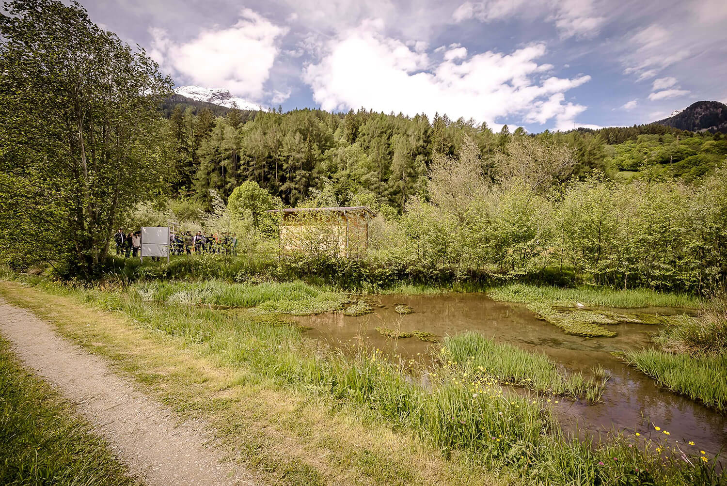 Immagini Stock - Il Vecchio Piccolo Bollitore Viene Riscaldato Su Un Falò  Su Un Prato Di Montagna Verde Durante Il Maltempo. Viaggio Epico In  Montagna.. Image 121858982