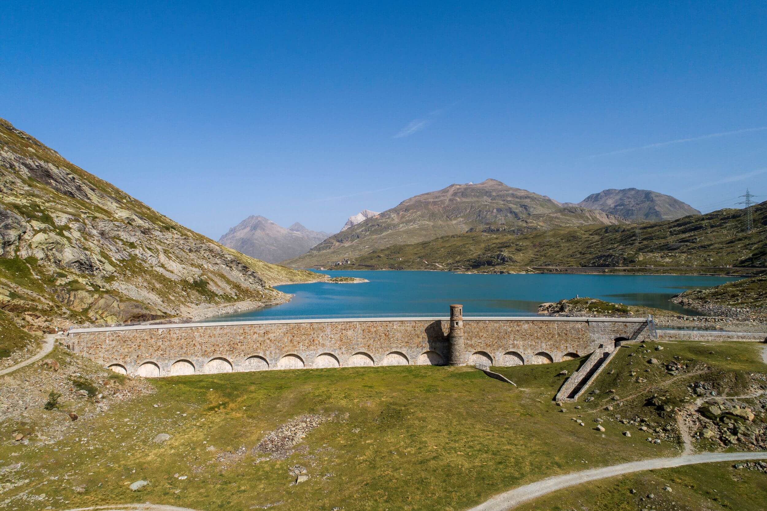 Die Staumauer am Lago Bianco – ein bedeutendes Bauwerk der Bündner Wasserkraft.