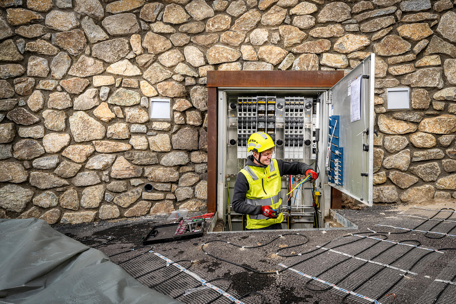 Apprendista elettricista di rete al lavoro