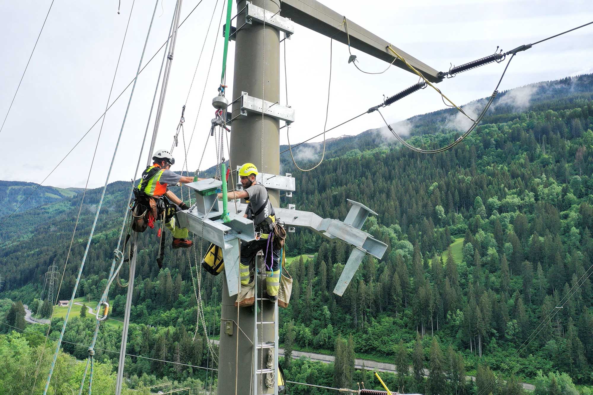 Elettricisti di rete al lavoro nella Surselva