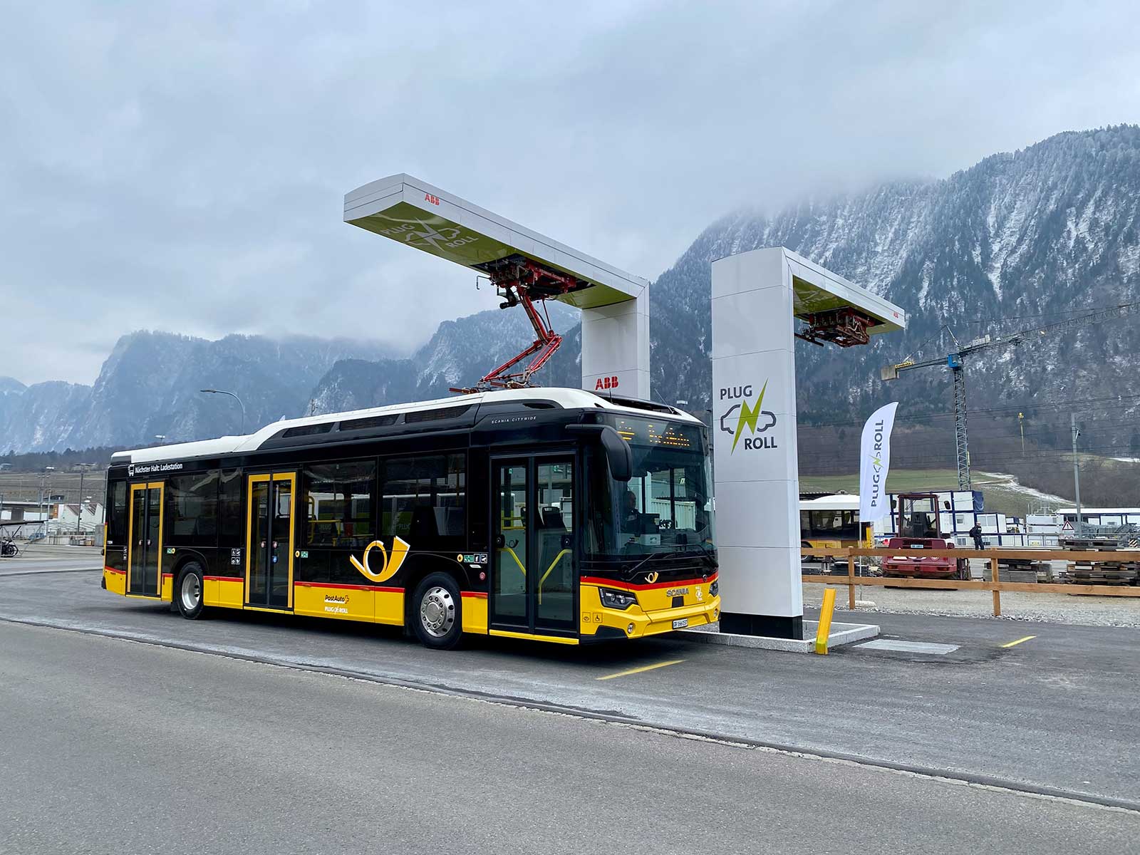 Ein Elektrobus ladet am Pantografen in Untervaz.