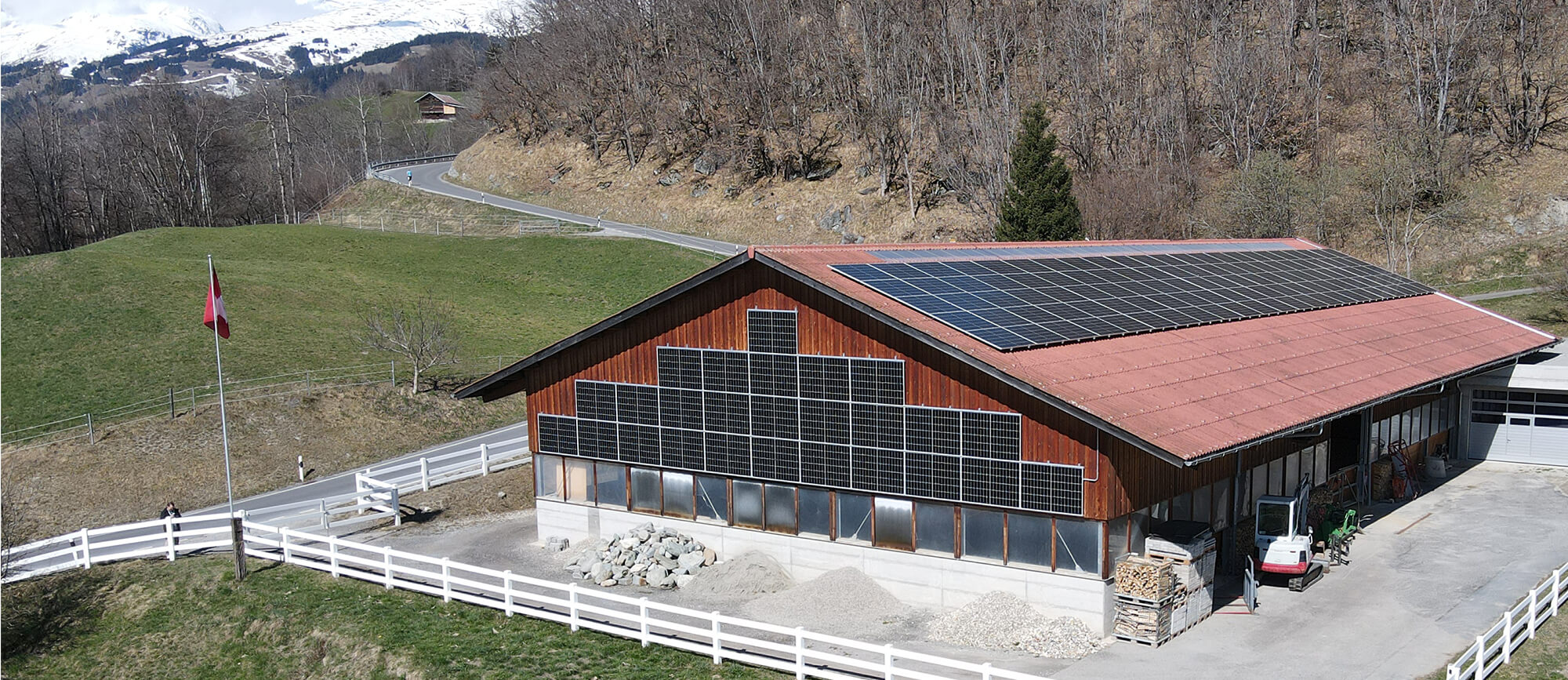 Solaranlage auf Reithalle in Siat