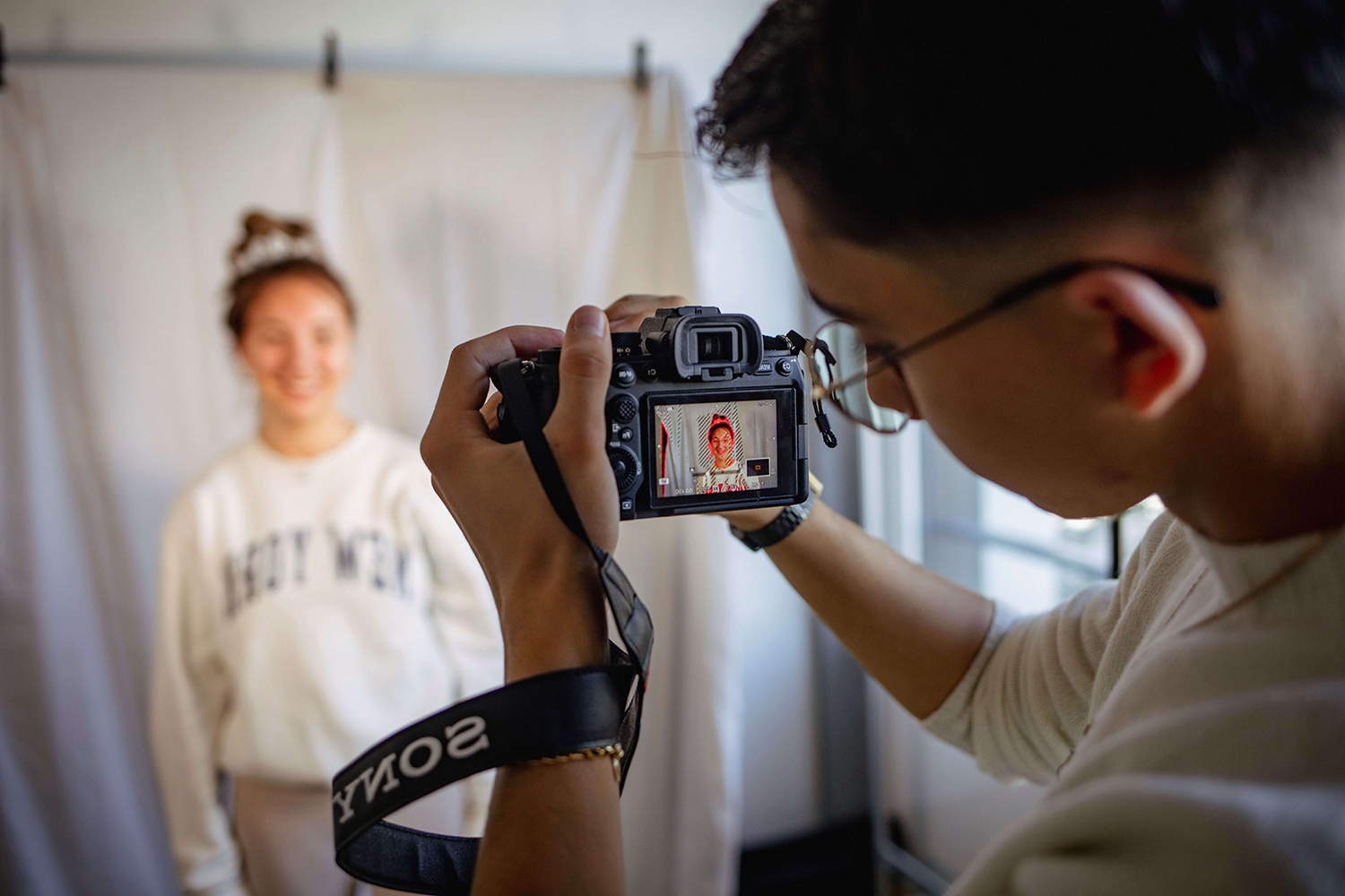 Lernender Mediamatiker beim Fotoshooting